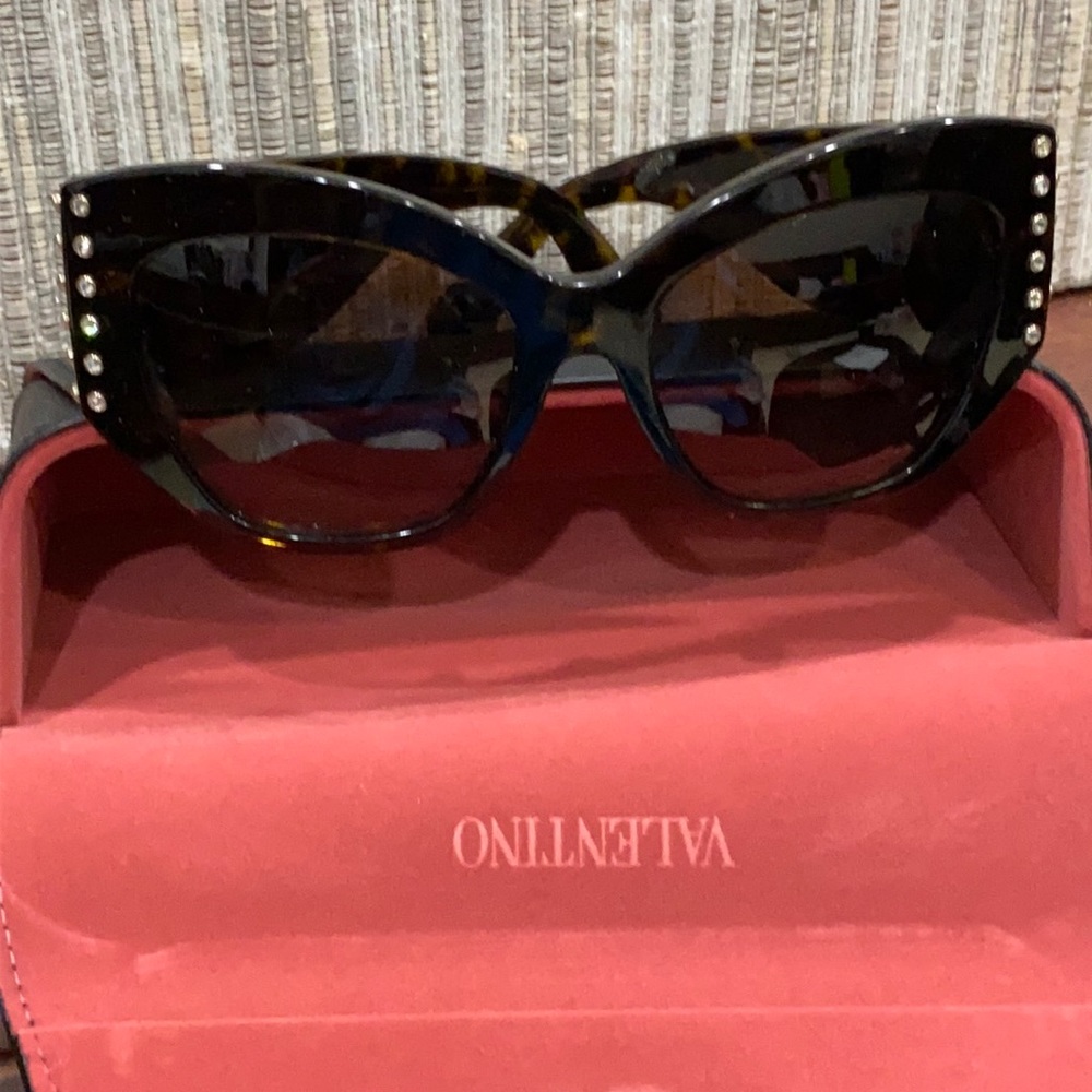 Beautiful Valentino Sumglasses